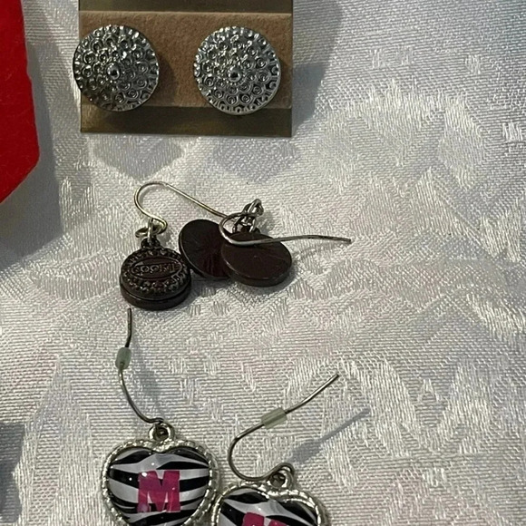 Fun earring lot for kids/women 31 pairs! Pierced earrings dangles studs fashion - Picture 4 of 10